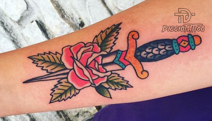 tatuaje de una daga con una rosa